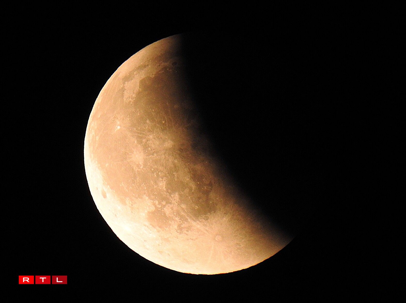 Zu Jonglënster mat zwee verschiddene Fotoapparater gemaach/Sonja Jungbluth-Thill