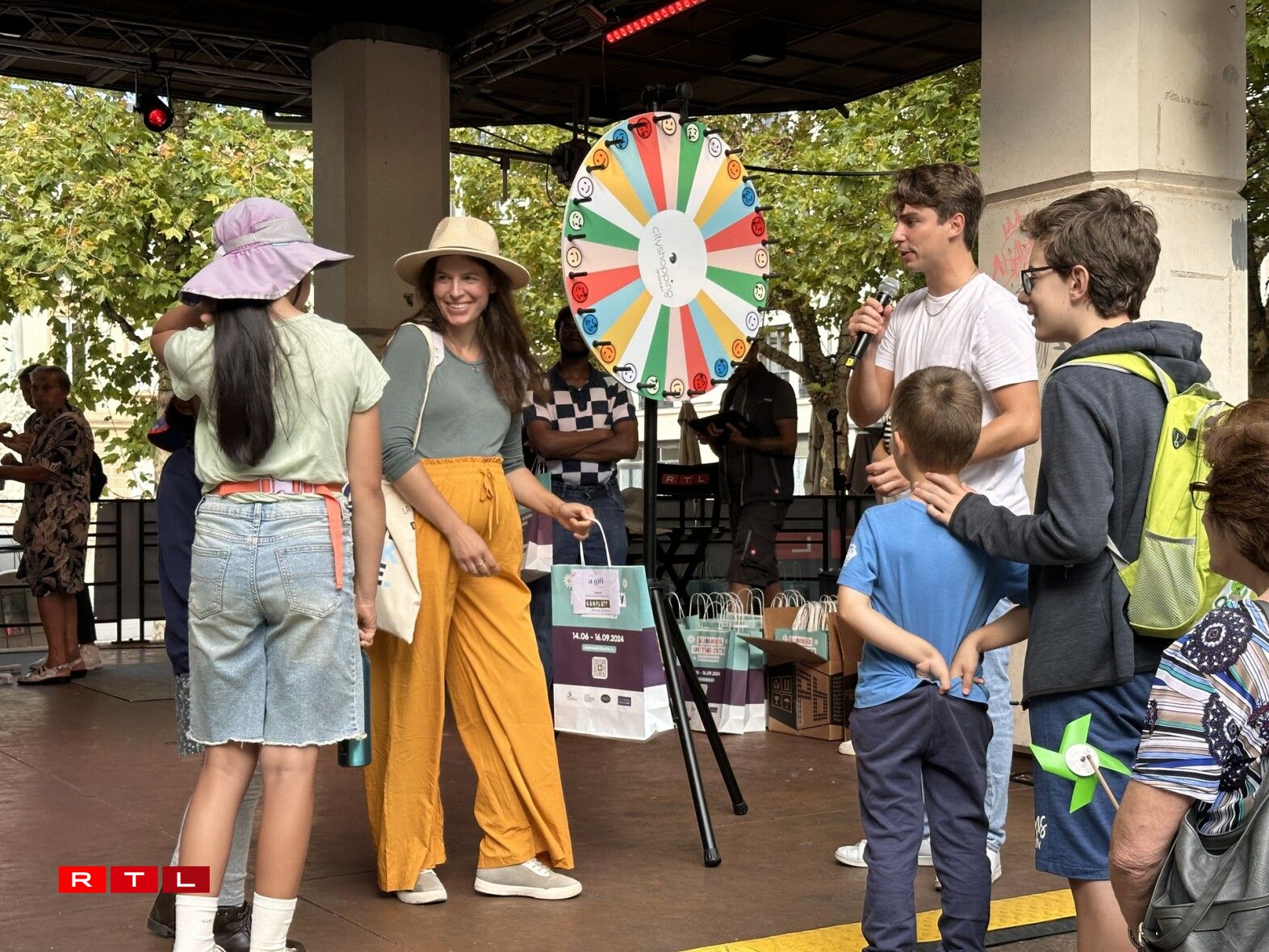 Visit the RTL 'stand' at Place d'Armes until 1 pm for breakfast, games, and more.