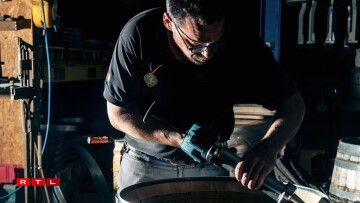 Les fonds sont réalisés à partir de petits merrains, puis sont insérés manuellement dans le jable, qui est la rainure circulaire où le fond sera calé fermement, avant d'être étanchéifié avec un mélange de farine et d'eau.