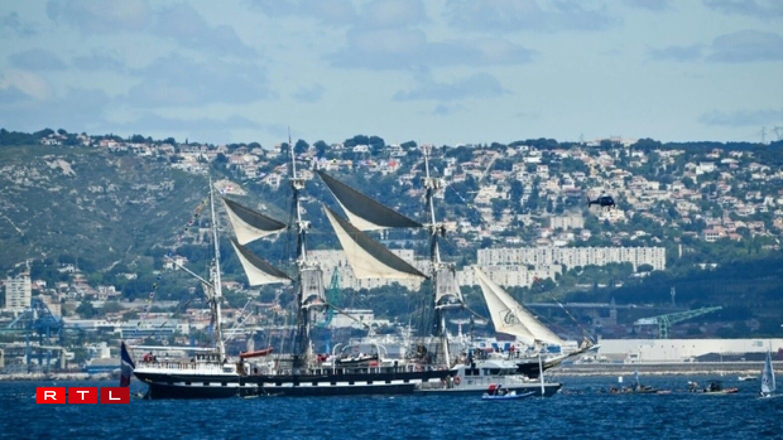 D'Belem mat der Olympescher Flam kuerz viru Marseille.