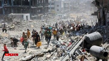 Des Palestiniens quittent le camp de réfugiés de Jabalia, dans le nord de la bandde de Gaza, le 30 mai 2024