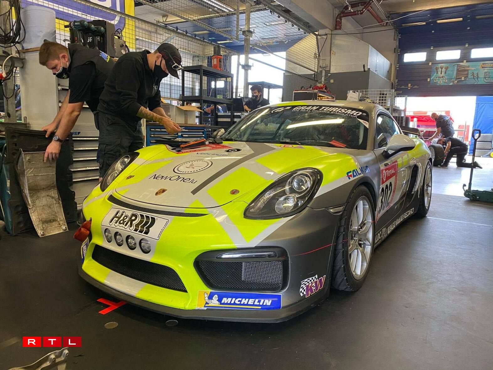 De Sébastien Carcone fiert am Team W&S Motorsport GmbH op engem Porsche Cayman 981 GT4 CS