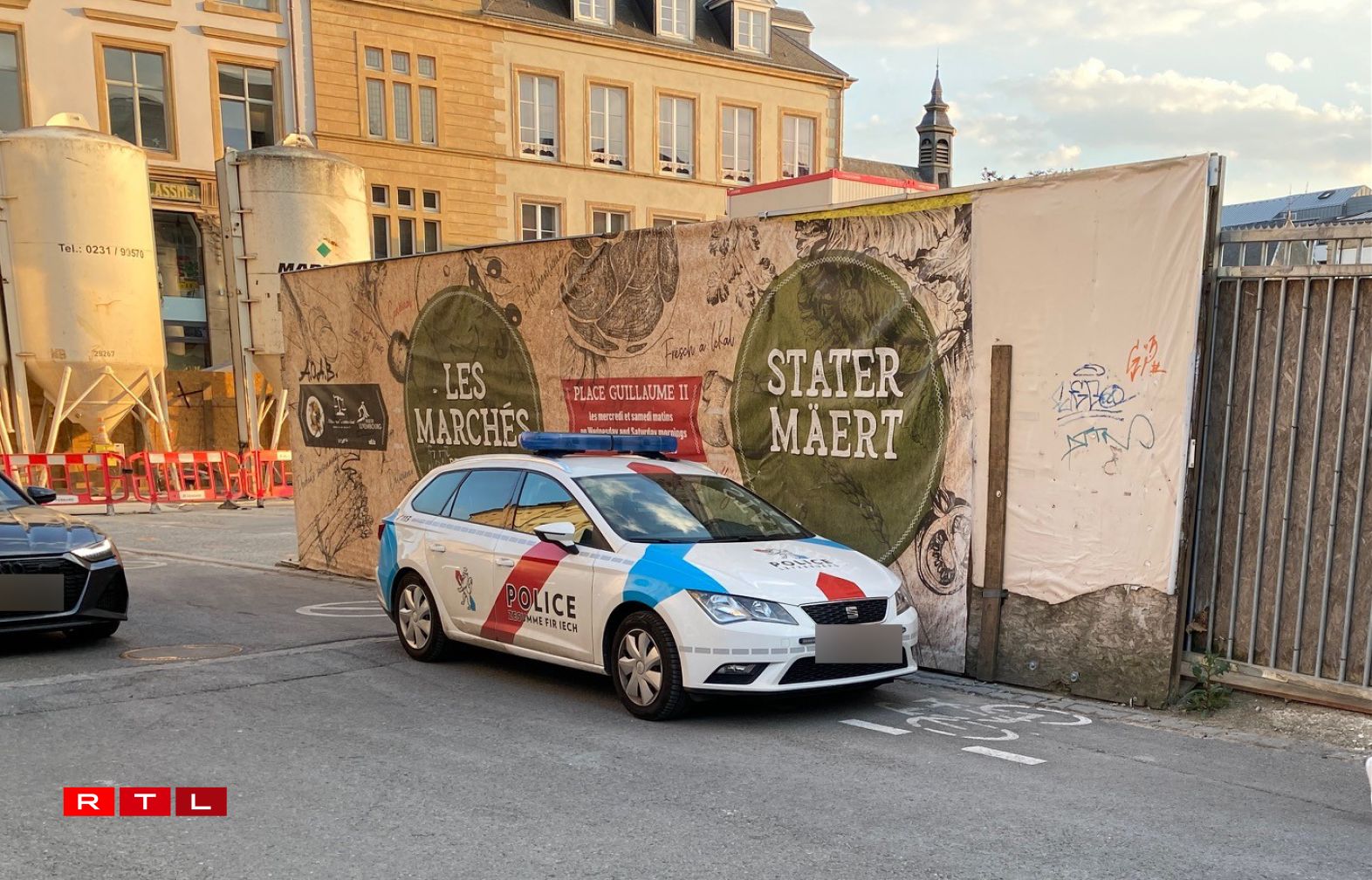 Une voiture de police garée sur une piste cyclable, à quelques mètres des places réservées à la police le 6 mai 2022
