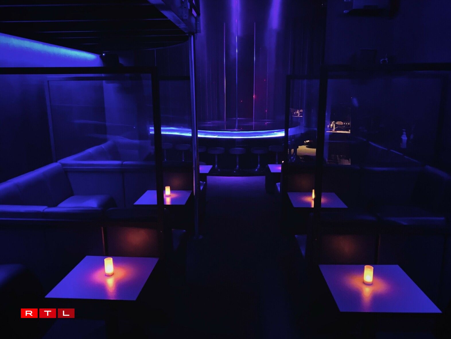 Les tables du club sont séparées par des parois en Plexiglas