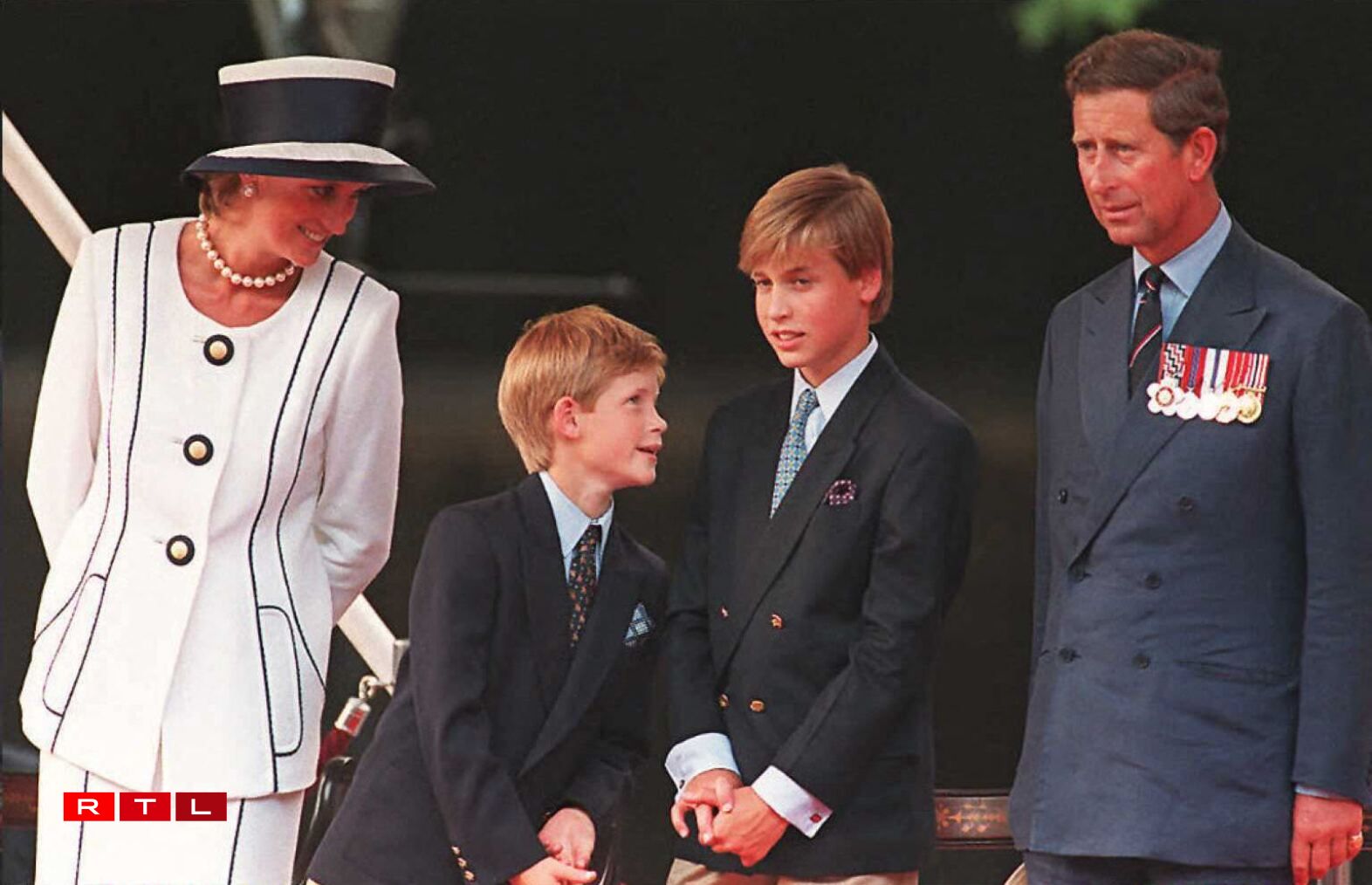 Prinzessin Diana mat de Bouwen Harry a William an dem Prënz Charles.