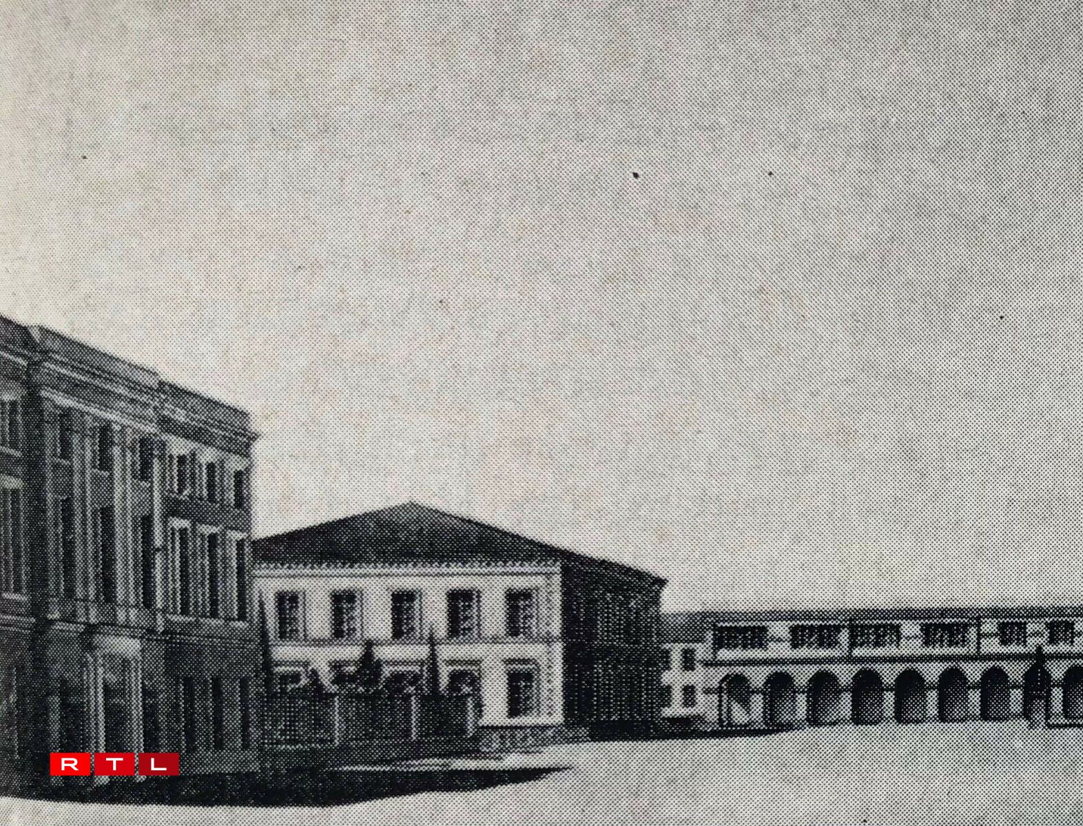 Arcades at Place Guillaume II.