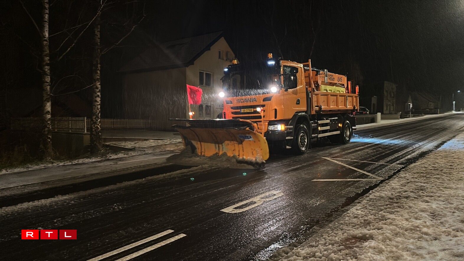 The snow plows were circulating in Niedefeulen around 4am.