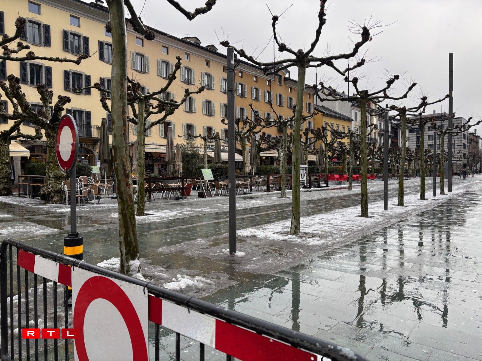 Zur Zäit vun der Trauerfeier ware wéineg Leit an de Stroossen.
