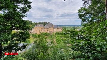 Le magnifique château est au beau milieu d'un écrin de verdure.