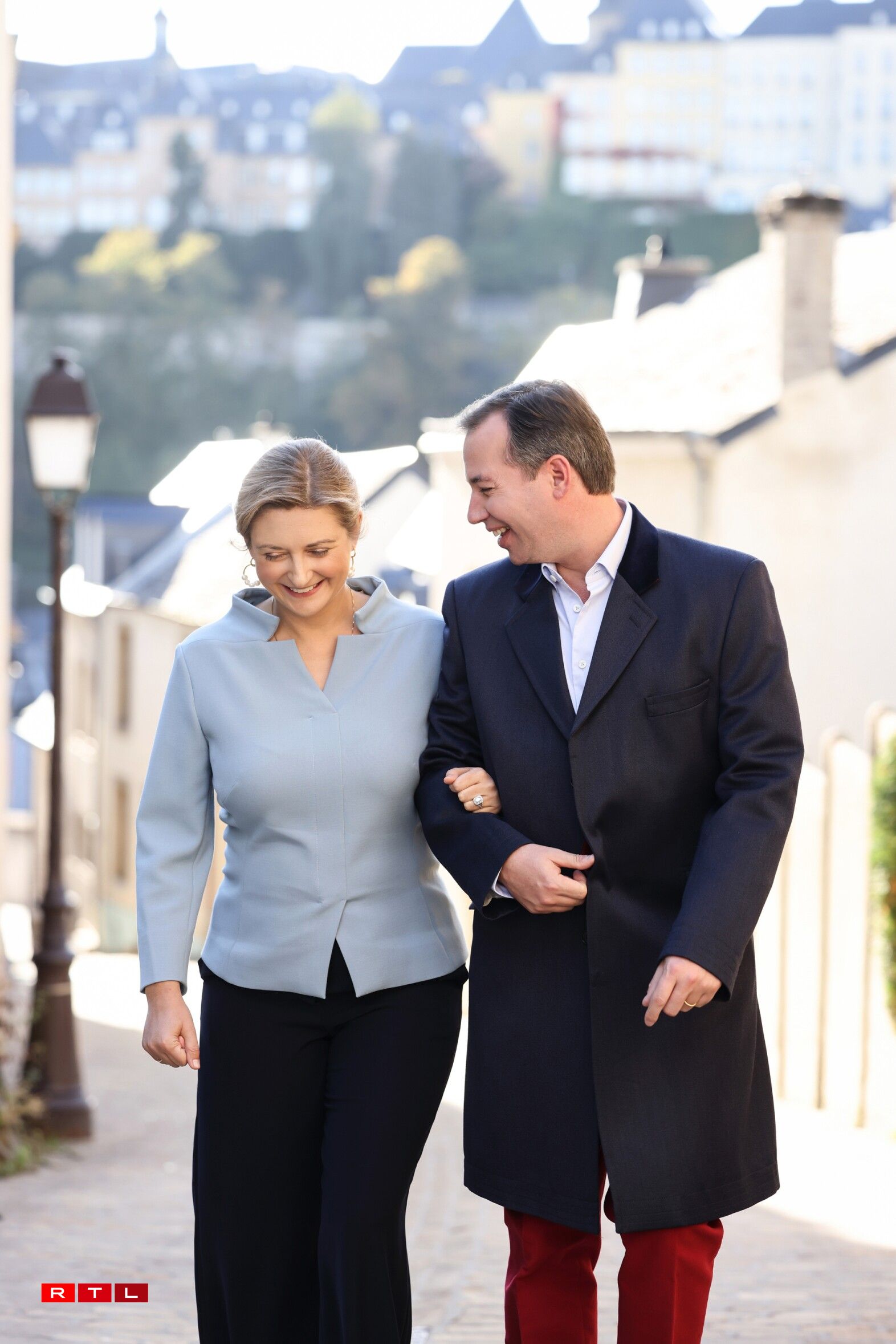 Fir déi besonnesch Occasioun huet den Haff e Mëttwoch nei Fotoen vun der Koppel publizéiert.