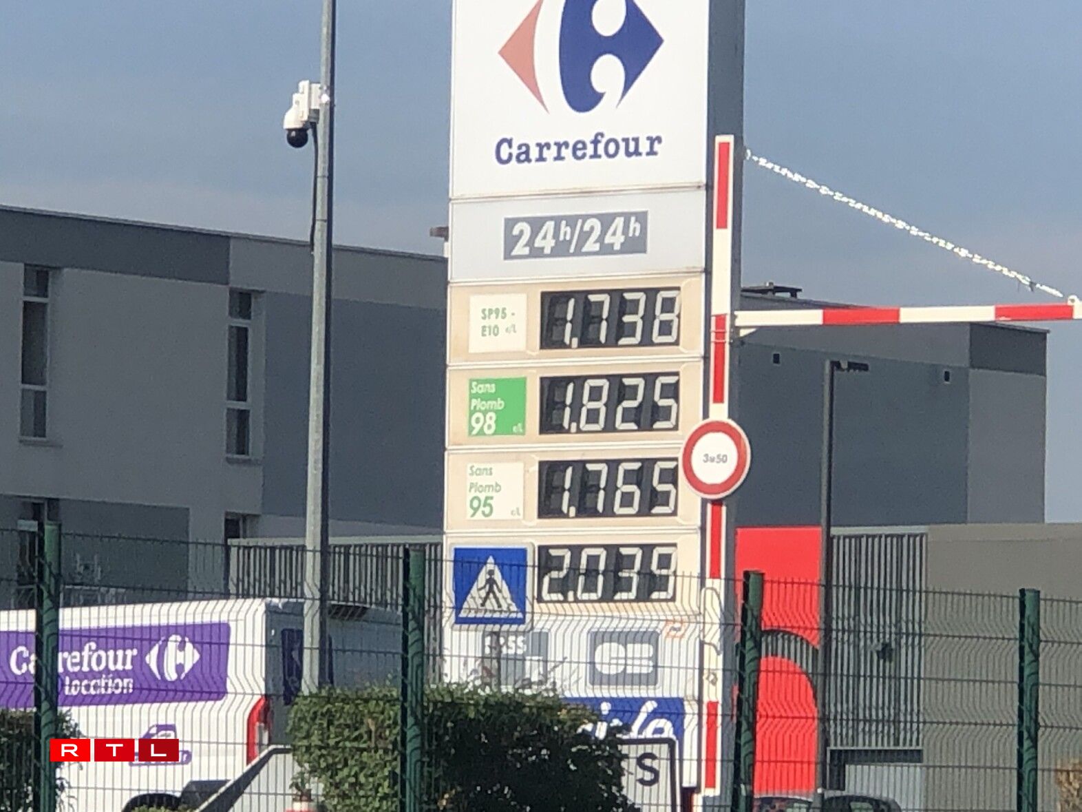 D'Spritpräisser bei Carrefour zu Thionville.