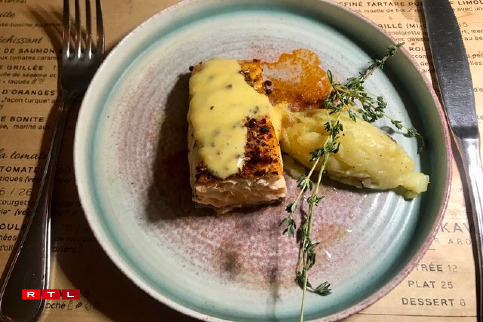 Saumon cuit sur une planche de pin, mousseline de pommes de terre nouvelles, lard de Colonnata.