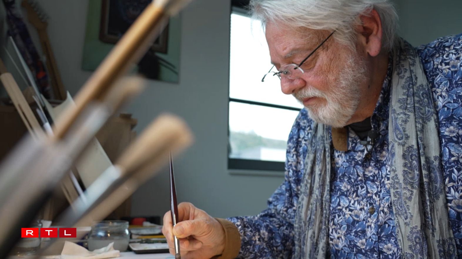 De Kënschtler Jim Knaff huet seng Erfarunge wärend der Covid-19-Pandemie a Skizze festgehalen an zu Biller verschafft.