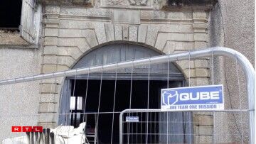 Iwwert zwee vun den dräi Portaler, déi iwwregens aus der Zäit vum 30-jährege Krich stamen, gesäit een d'Wope vun der Famill Beck. De Jean de Beck war deemools Gouverneur vu Lëtzebuerg.