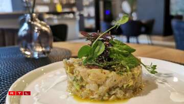 En suggestion et en entrée, on trouve par exemple dans le restaurant de Marie Doumbè ce tartare de dorade, avocat et citron vert.