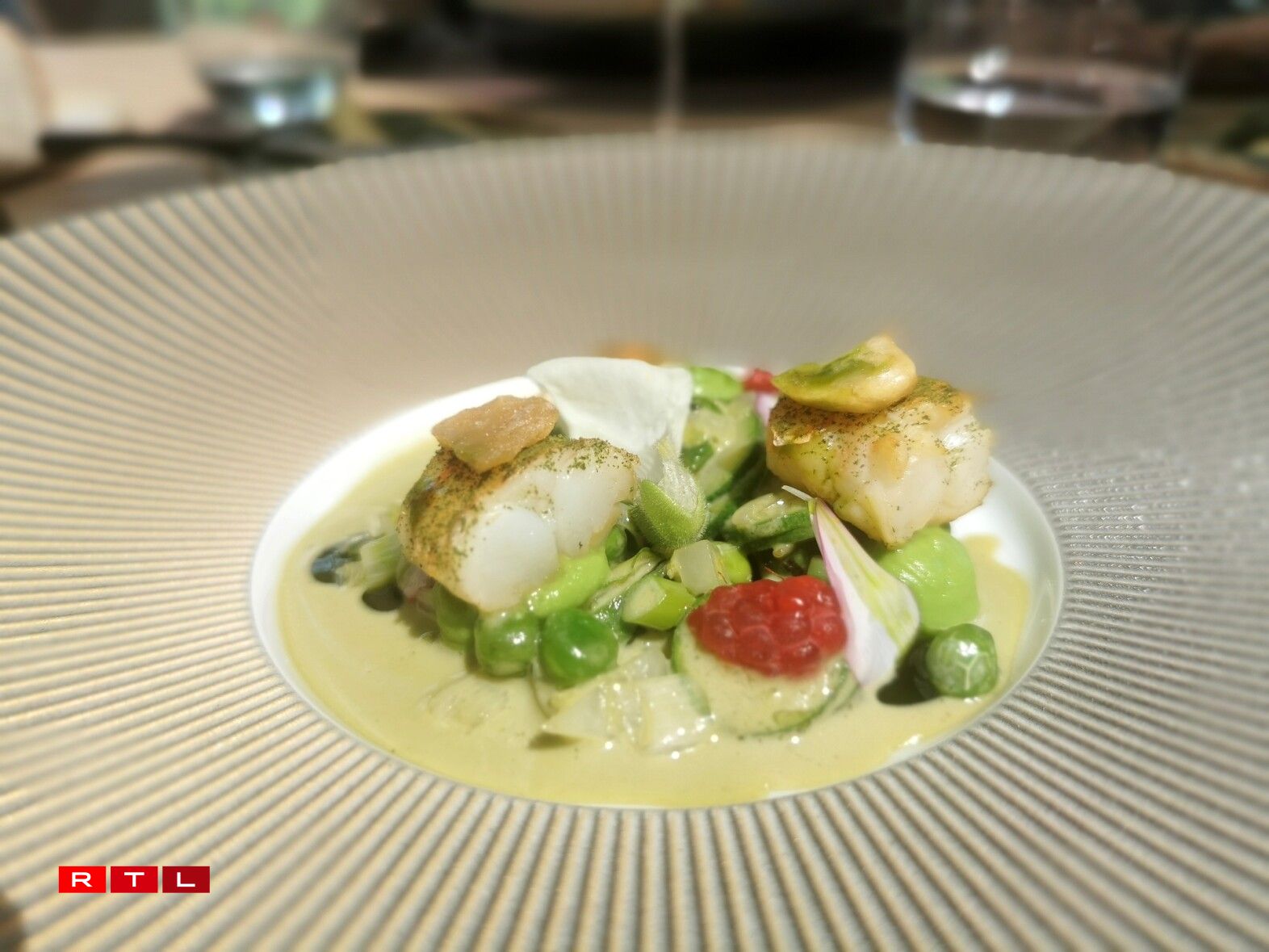La langoustine confite, estragon et citron de Cyril Molard associée aux nuances de verts, légumes, chlorophylle et fleurs blanches de René Mathieu.