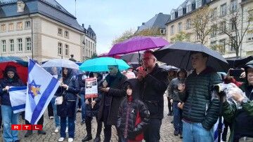 Op der Place Clairefontaine hunn d'Leit den Affer vum 7. Oktober geduecht.