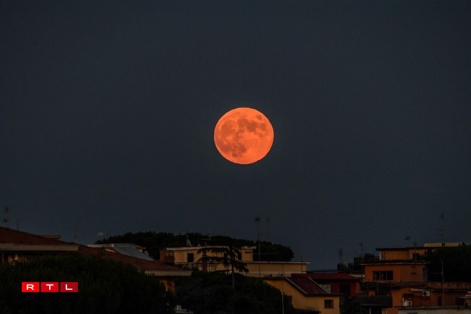La Lune teintée de rouge au-desssus de Rome.