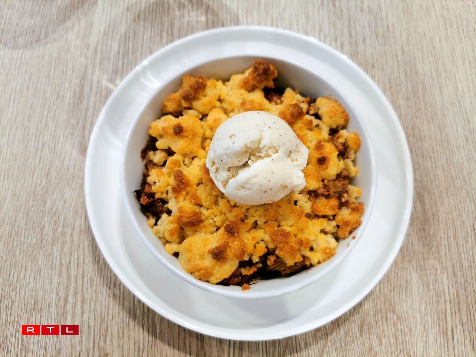 Crumble rhubarbe et glace vanille.