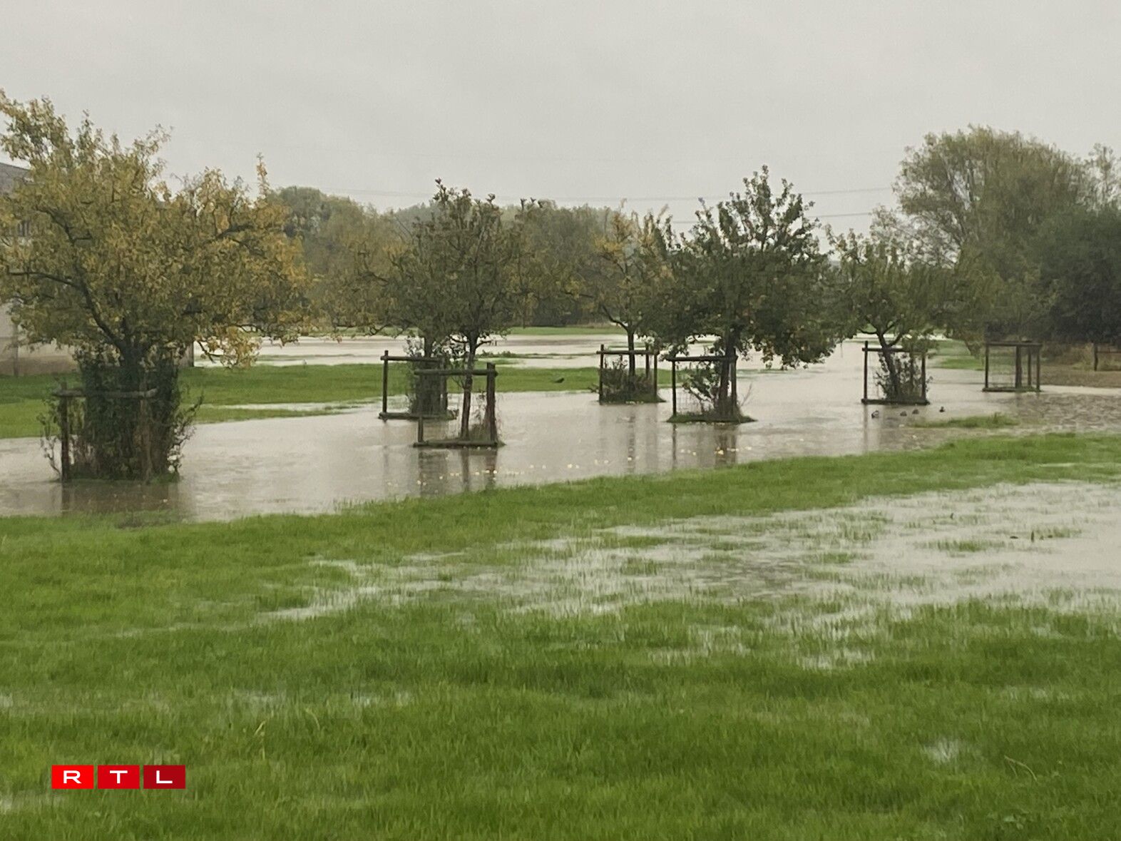 Zu Näerzeng erënneren d'Felder éischter un e Séi