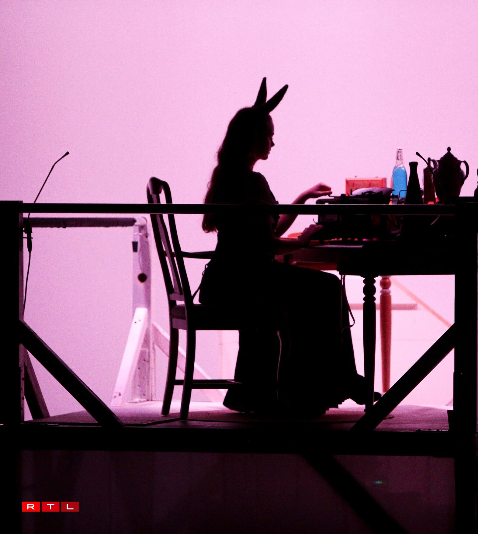 DURCH DIE AUGEN VON ALICE