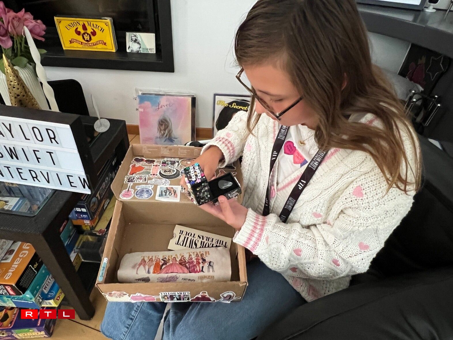 An enger klenger Këscht, déi d'Juno selwer dekoréiert huet, ass de Plektron, deen hat um Concert krut.