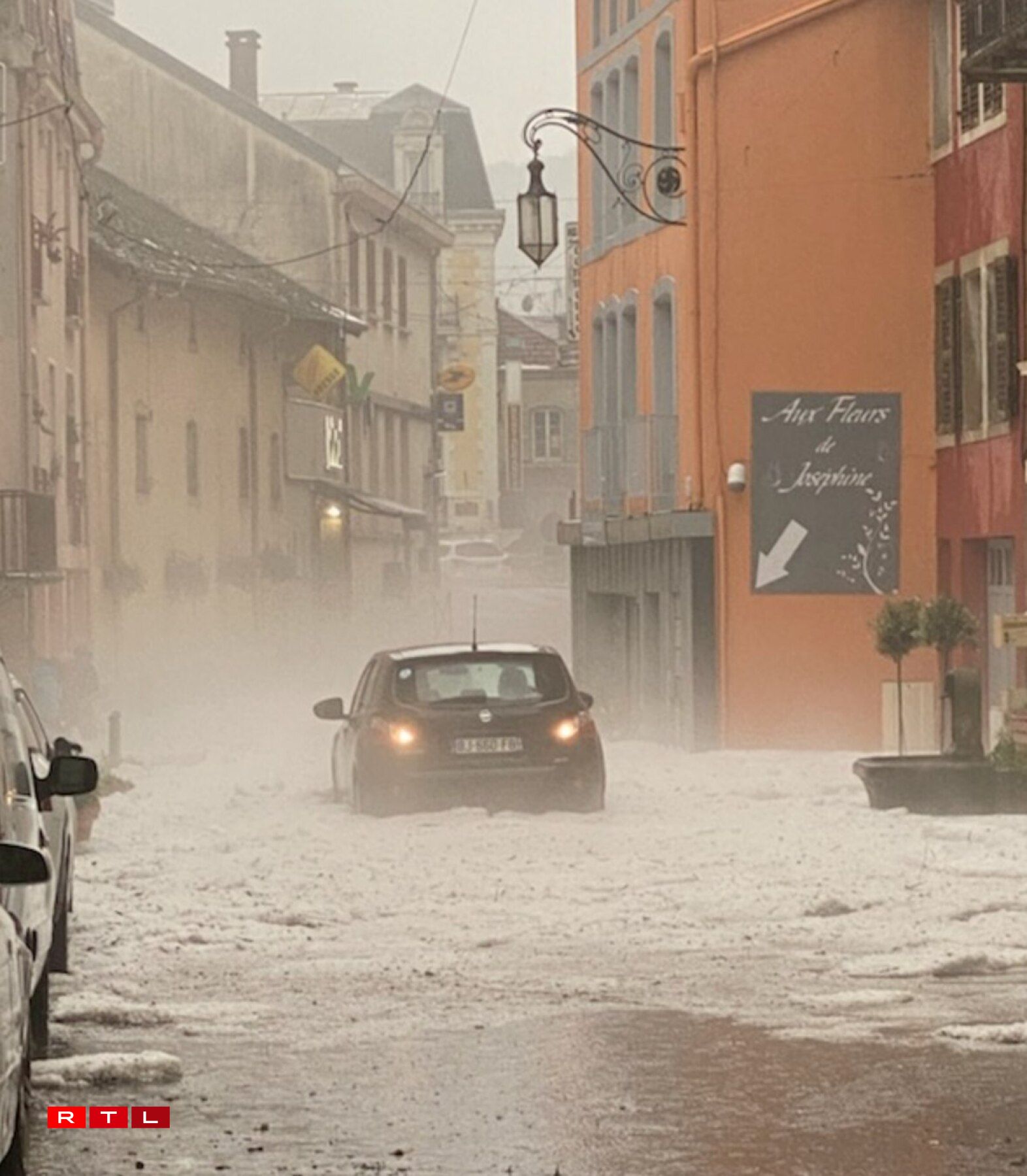Une rue inondée à Plombières-les-Bains