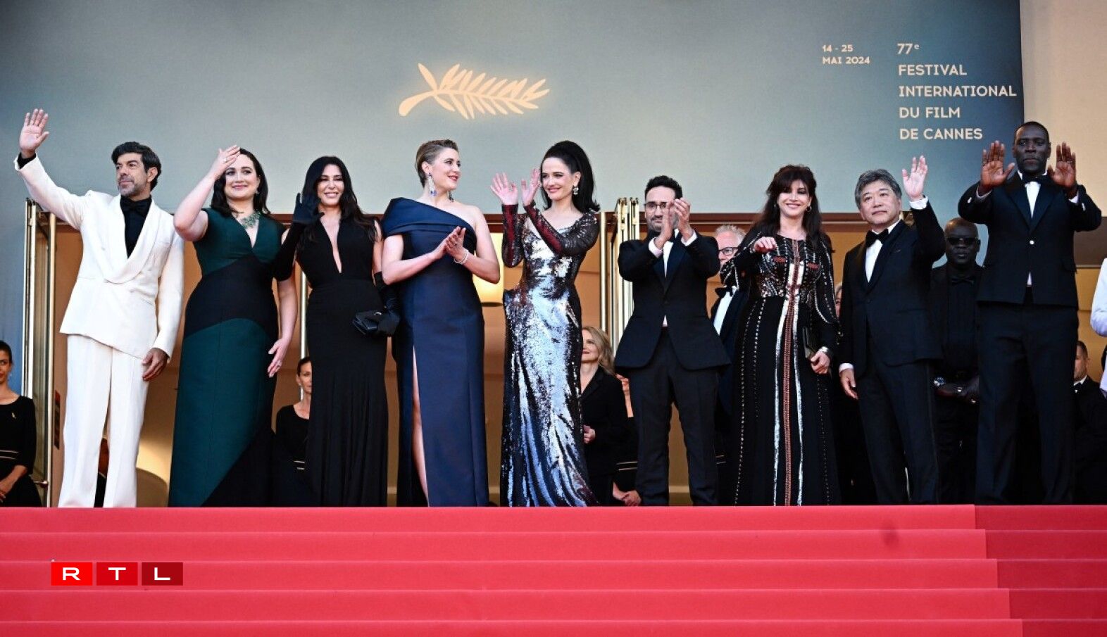 D'Membere vum Jury: Pierfrancesco Favino, Lily Gladstone, Nadine Labaki, Greta Gerwig, Eva Green, Juan Antonio Bayona, Ebru Ceylan, Kore-Eda Hirokazu Omar Sy an d'Iris Knobloch.