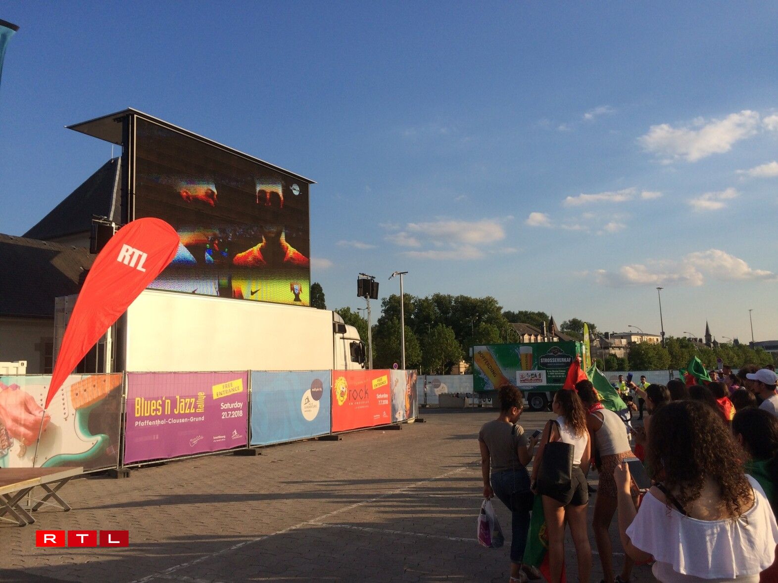 Public-Viewing um Glacis