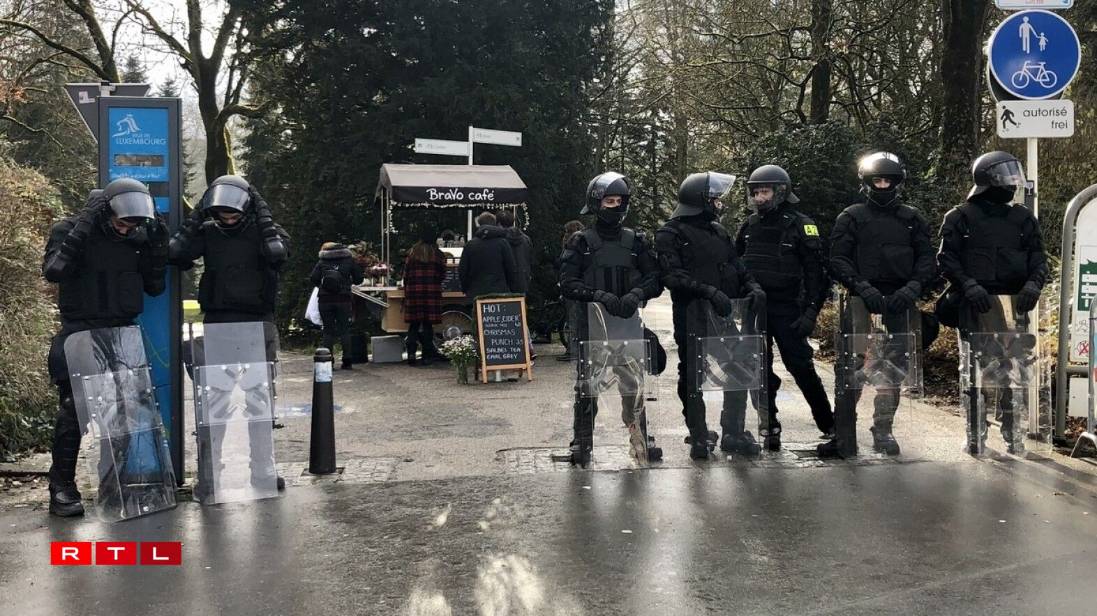 Virun all Entrée vun der Kinnekswiss ass d'Police an Alarmbereetschaft.