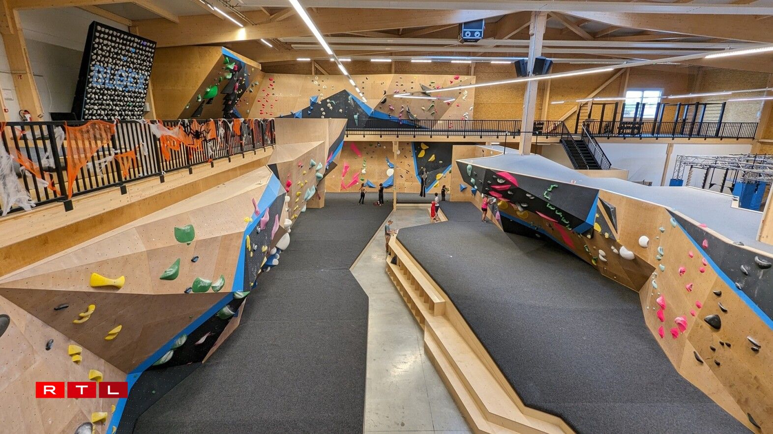 De larges matelas sont disposés sous les secteurs pour sécuriser les grimpeurs.