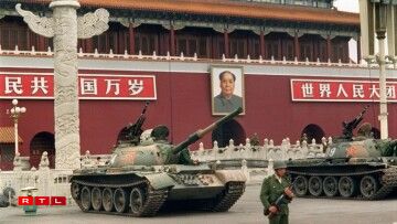 Les chars de l'Armée populaire de libération chinoise en position sur la place Tiananmen, quelques jours après le massacre de la nuit du 4 au 5 juin 1989.