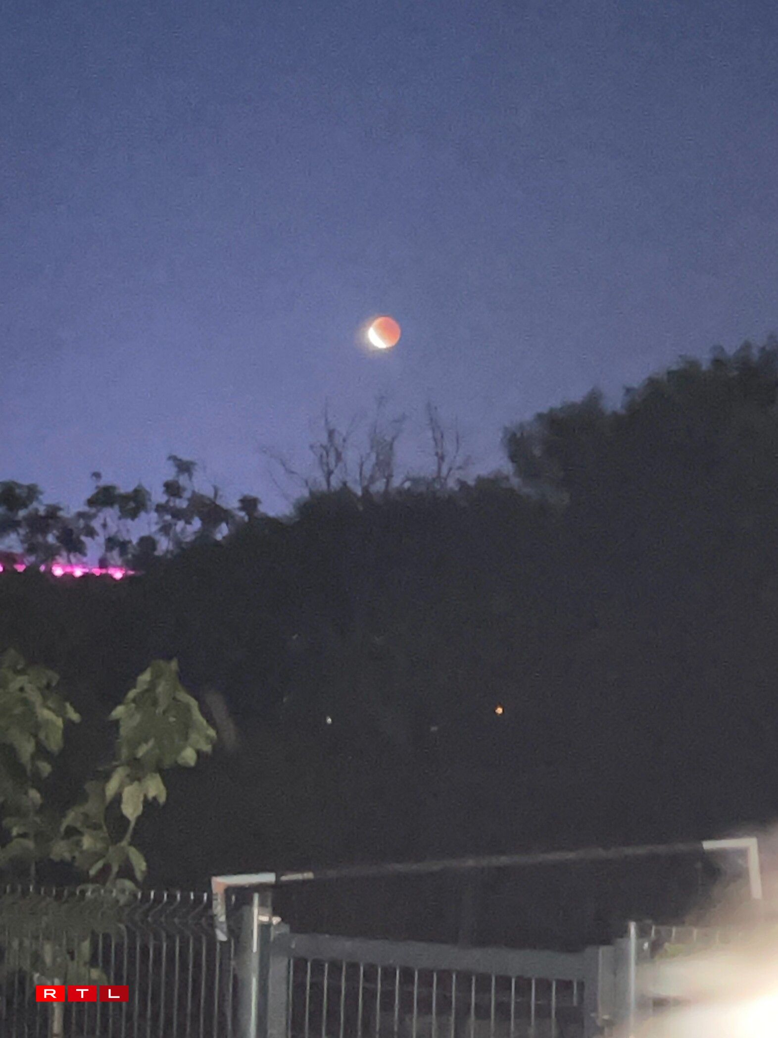 Foto vum Bluttmount iwwer Stroossen / Monique Schalz