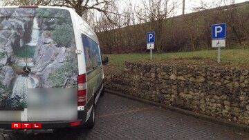 Une photo prise à Foetz au mois de septembre 2018. La camionnette s'est stationnée sur deux places réservées aux personnes handicapées.