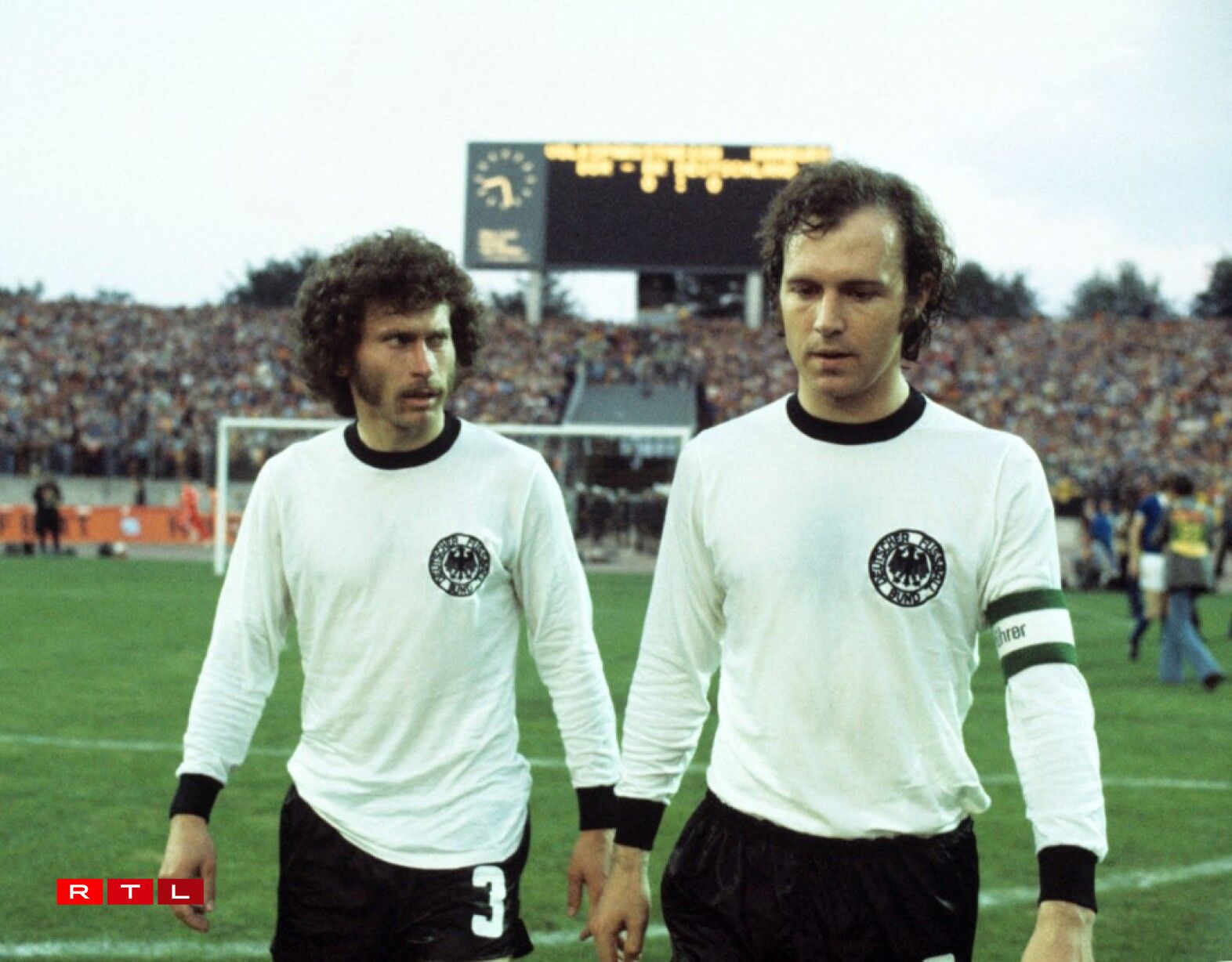 Franz Beckenbauer (à droite) et Paul Breitner lors du match perdu contre la RDA (0:1) le 22 juin 1974 à Hambourg lors des éliminatoires de la Coupe du monde de football.
