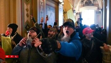 Des partisans du président américain Donald Trump manifestent à l'intérieur du Congrès américain le 6 janvier 2021
