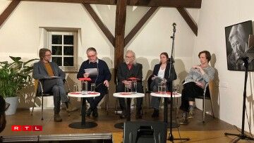 De Luc Schiltz huet eng Gespréichsronn mat de 4 Gewënner moderéiert. v.l.n.r: Luc Schiltz, Charles Meder, Erik Abbott, Aimée Dhonte, Antoine Pohu