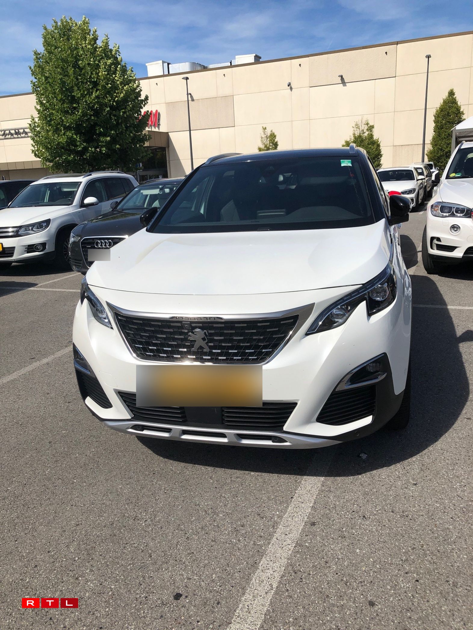 Une voiture photographiée sur le parking de la Belle Etoile le 8 août 2022