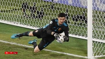Thibault Courtois arrête une frappe de la tête de Joao Felix le 27 juin 2021 à Séville