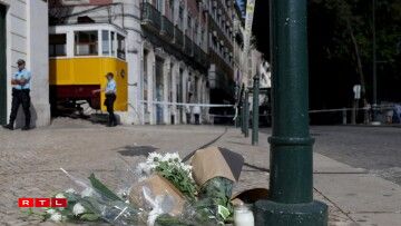 Des fleurs déposées devant le lieu du déraillement du funiculaire à Lisbonne