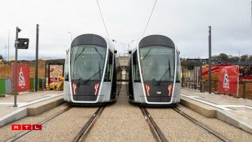 Two trams during the trials, stopped at the Héienhaf stop.
