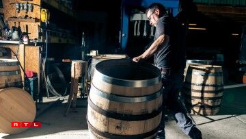 Vient alors l’étape de la chauffe, afin de cuire le bois en profondeur et lui donner toutes les qualités aromatiques qui lui permettront de s’accorder avec le vin.