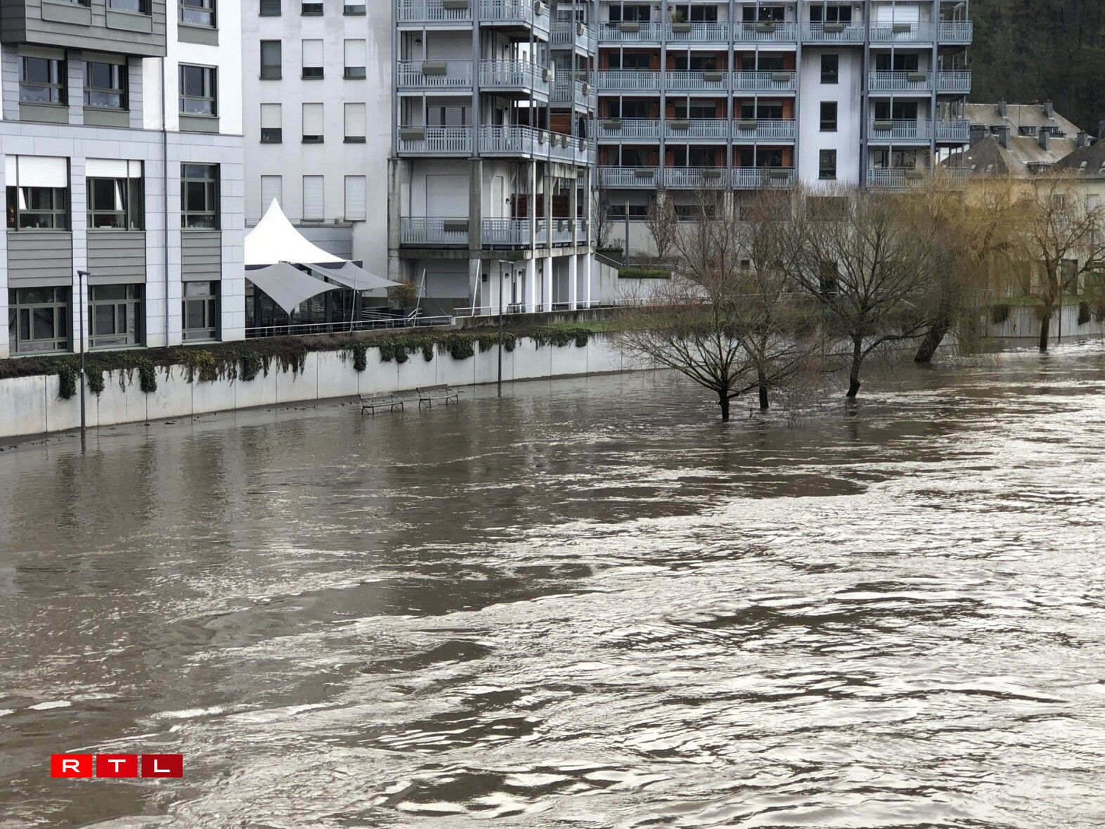 Zu Dikrech war e Sonndeg géint 11.25 Auer de Vëloswee laanscht d'Sauer definitiv iwwerschwemmt.