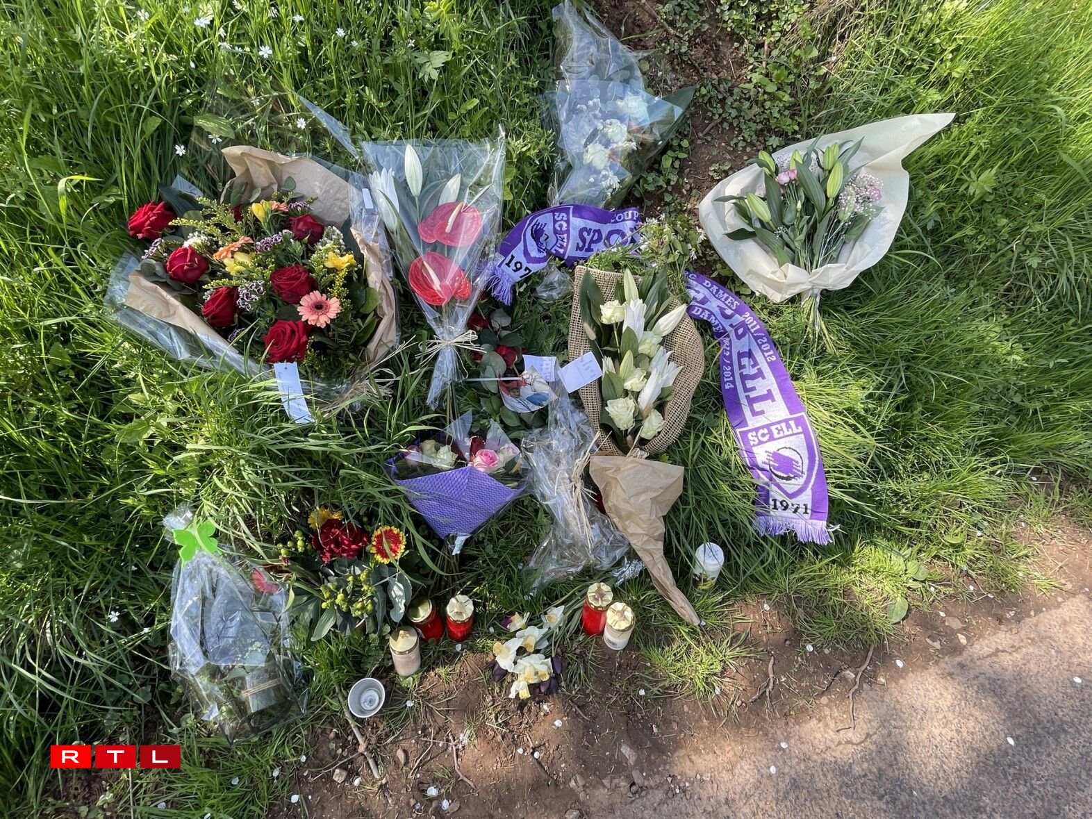 Nom déidlechen Accident hate Frënn a Famill Blummen op d'Onglécksplaz geluecht.