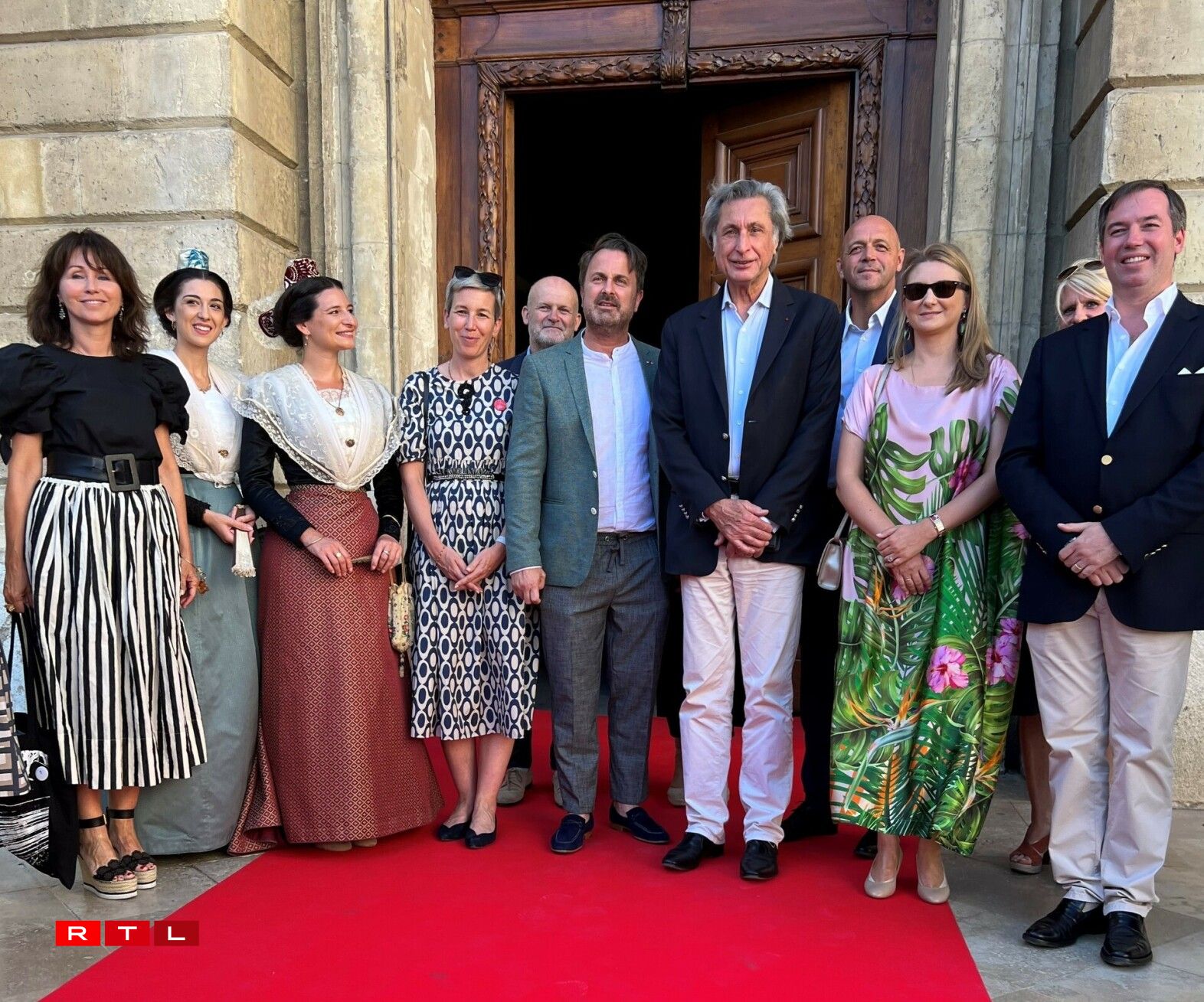 (1re rangée, de g. à dr.) Florence Reckinger Taddei, présidente de Lët'z Arles ; n.c. ; n.c. ; Sam Tanson, ministre de la Culture ; Xavier Bettel, Premier ministre, ministre d'État ; Patrick de Carolis, maire d’Arles ; S.A.R. la Grande-Duchesse héritière ; S.A.R. le Grand-Duc héritier