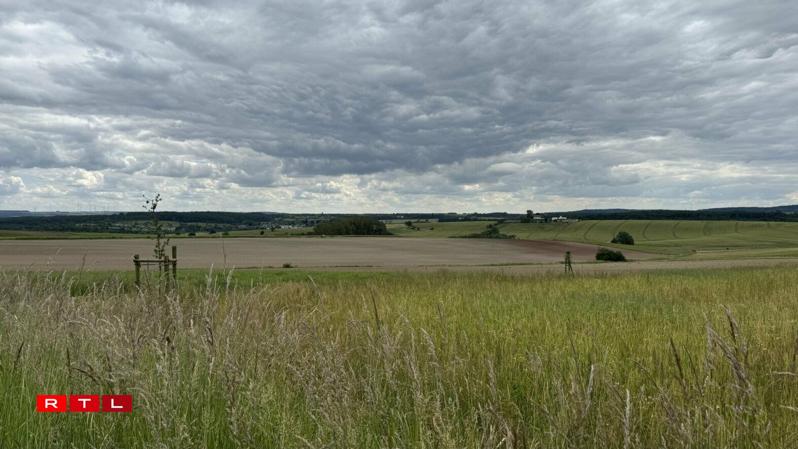 D'Landschaftsbild sollt aus Akerfelder, Wisen a Bëscher bestoen.
