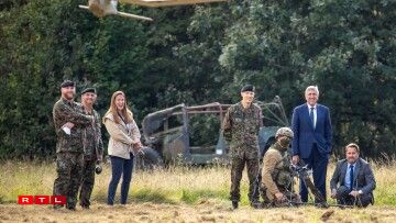 (de g. à dr.) Lieutenant-Colonel Kim Kirsch, Commandant Adjoint des Forces; Colonel Yves Kalmes, Commandant du Centre militaire; Nina Garcia, première conseillère du Gouvernement à la Direction de la défense; Général Steve Thull, Chef d'État-Major de l'Armée; n.a.; François Bausch, Vice-Premier ministre, ministre de la Défense; Xavier Bettel, Premier ministre, ministre d'État