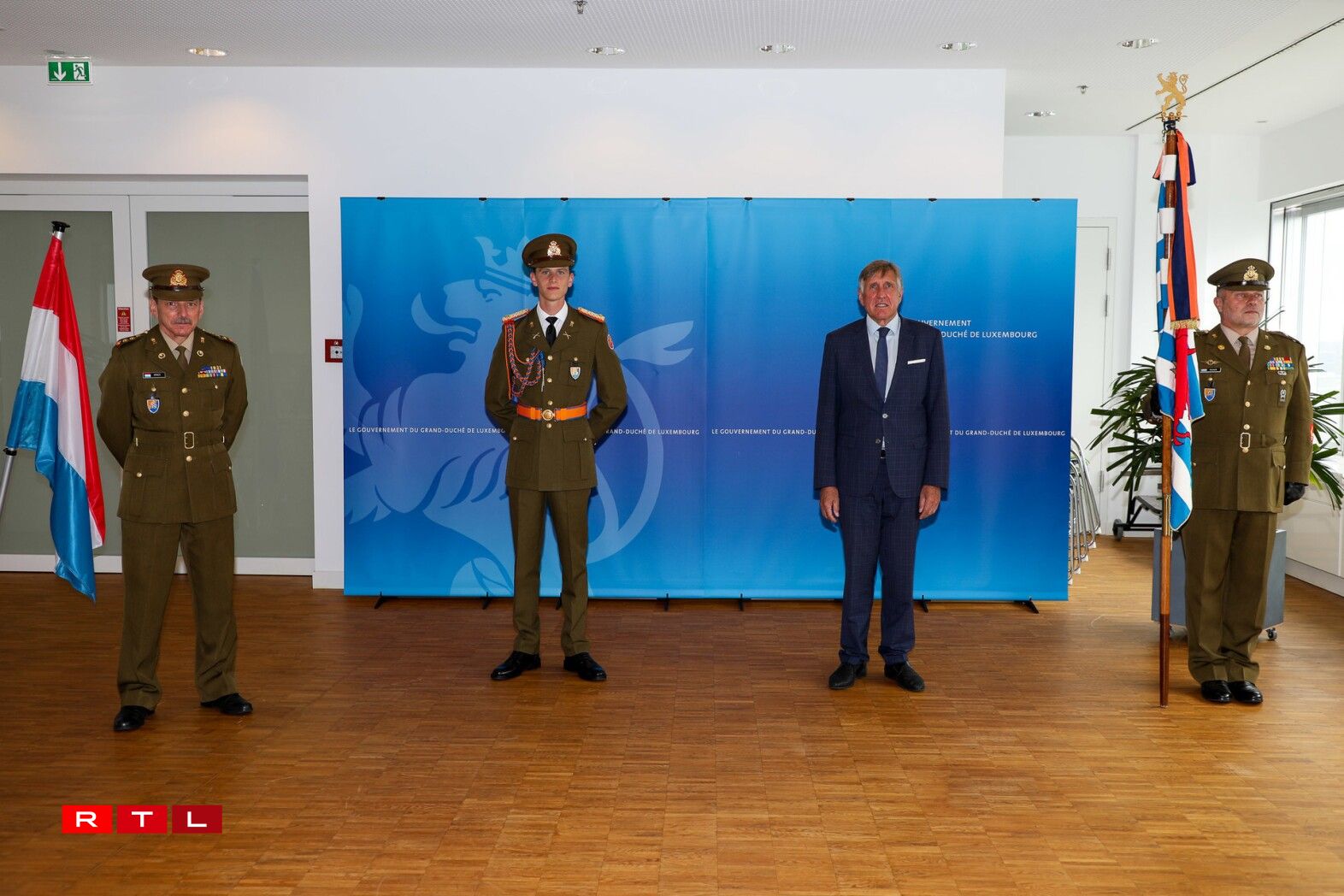 (de g. à dr.) colonel Yvon Kries, officier représentant de l’état-major de l’armée ; S.A.R. le prince Paul-Louis de Nassau ; François Bausch, ministre de la Défense ; adjudant-major Paul Reiser, adjudant de corps de l'armée