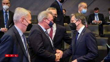 Jean Asselborn (Minister of Foreign Affairs, Luxembourg) shaking hands with Antony J. Blinken (US Secretary of State)