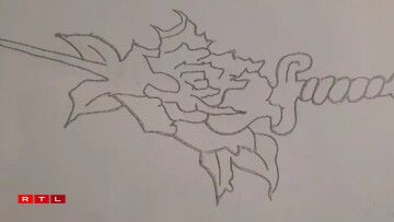 Le tatouage représentant un poignard et une rose.